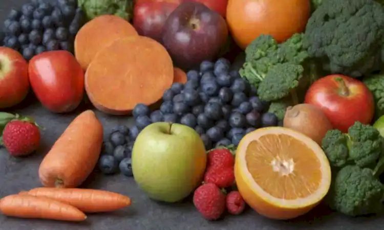 Portada que muestra frutas y verduras coloridas con un símbolo de advertencia y una nube oscura